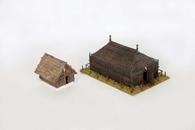 Velkomoravský dům (vlevo) + staroslovanský chrám (vpravo) v měřítku 1:48 vyrobeno Pro Jihomoravské muzeum ve Znojmě