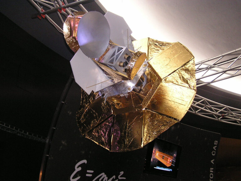 Sonda WMAP velikost 150 cm, hmotnost 20 kg, vyrobeno ve spolupráci se Studiem ULMA konečný příjemce Planetárium Praha