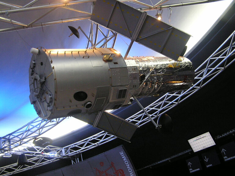Hubble Space Telescope velikost 250 cm , hmotnost 100 kg vyrobeno pro Studio ULMA, konečný příjemce Planetárium Praha