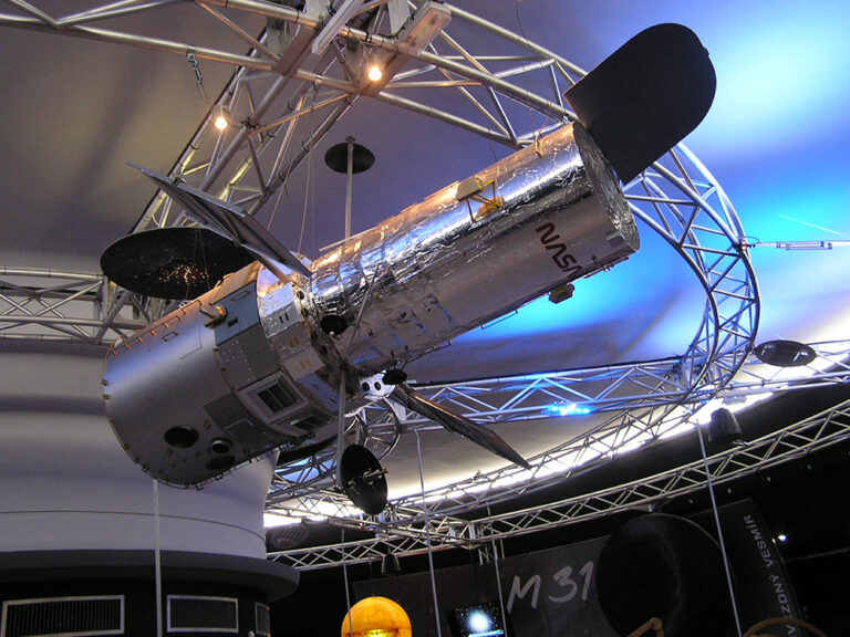 Hubble Space Telescope velikost 250 cm , hmotnost 100 kg vyrobeno pro Studio ULMA, konečný příjemce Planetárium Praha